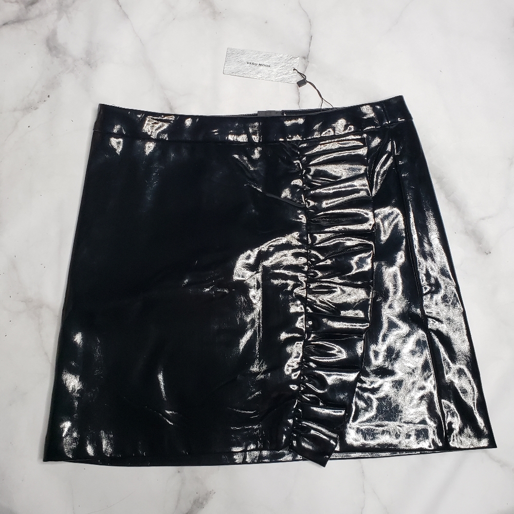 Vero moda superstar ruffle pvc mini skirt